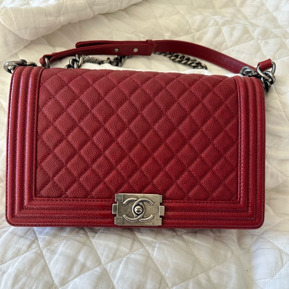 Chanel crossover Boy bag in great condition. It’s the new medium size.